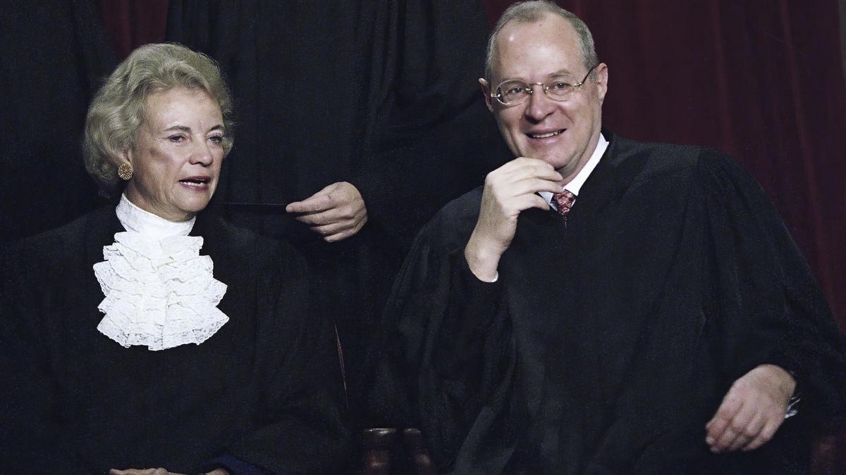 Los jueces asociados de la Corte Suprema Sandra Day O'Connor y Anthony Kennedy conversan mientras todo el tribunal se toma un retrato el 10 de noviembre de 1994 en Washington.