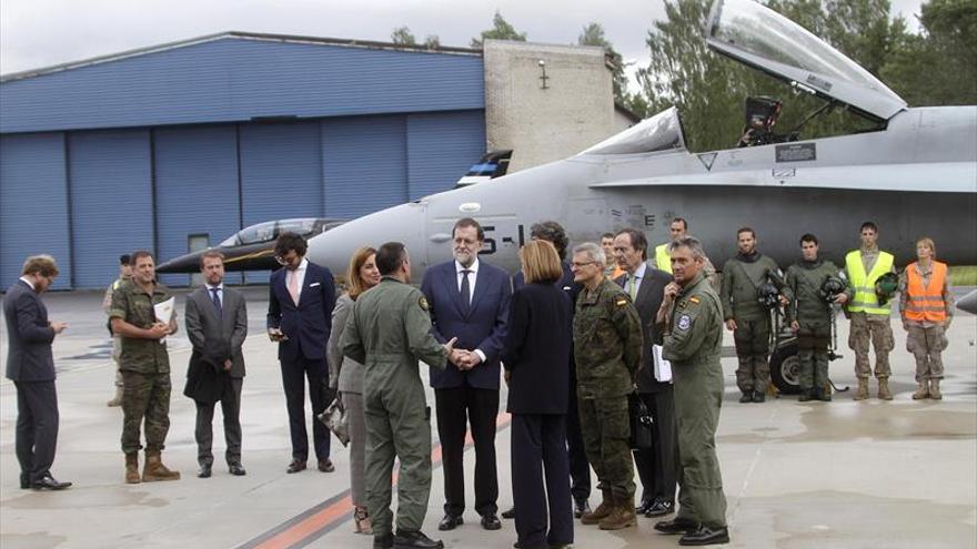 Rajoy visita al Ala-15 de la base aérea, desplegada en Estonia