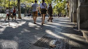 La placa de homenaje que en 1994 fue instalada frente a Vinçon, tienda que entonces inocentemente se presumía eterna, con aspecto hoy de lápida frente a un negocio de Inditex.