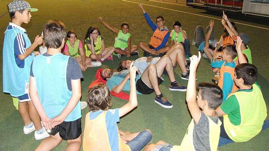 Niños participantes en el campamento, con dos monitores. // FDV