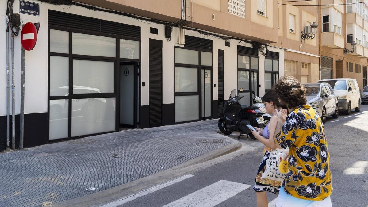 Plantas bajas convertidas en alojamientos para turistas en la calle Ernesto Anastasio.