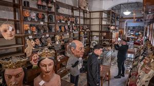 Interior de El Ingenio, la histórica tienda que permanece cerrada y el ayuntamiento ofrece ahora por 1.815 euros de alquiler en el Gòtic.