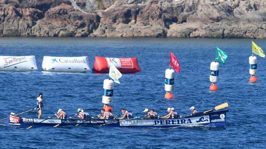 La trainera de Tirán Pereira tras la regata disputada ayer en aguas de A Coruña. // Carlos Pardellas/La Opinión de A Coruña