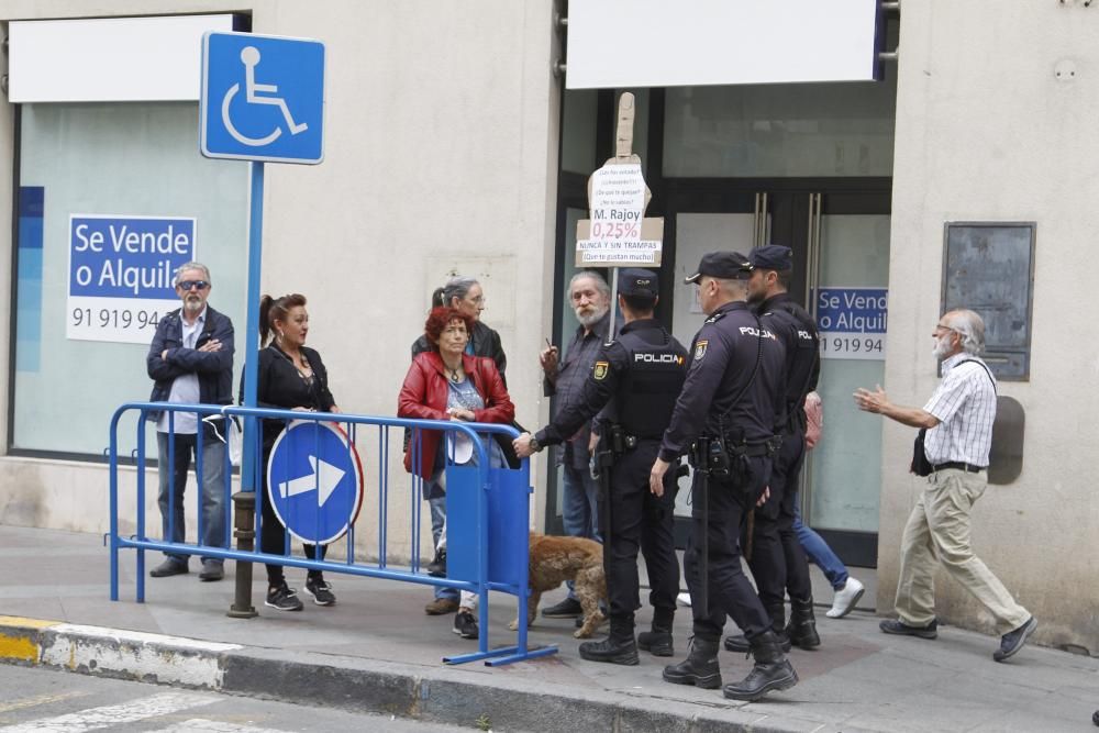 Protesta en el Ayuntamiento de 250 pensionistas a la llegada de Rajoy.