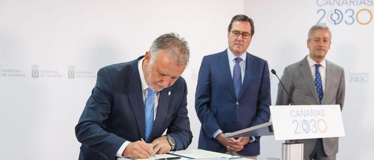 El presidente Torres, Antonio Garamendi (CEOE) y Agustín Manrique de Lara (CCE), en la firma para la constitución de la oficina iberoafricana.