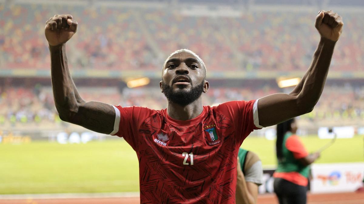 Esteban Orozco Obiang celebra su histórico gol con Guinea Ecuatorial.