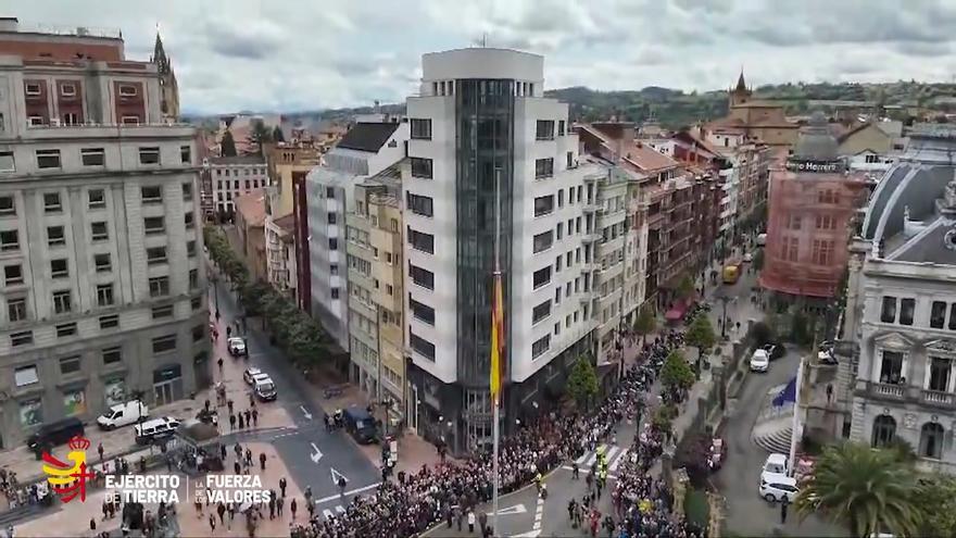 VIDEO: Así se vio desde el aire el multitudinario izado de bandera de Oviedo
