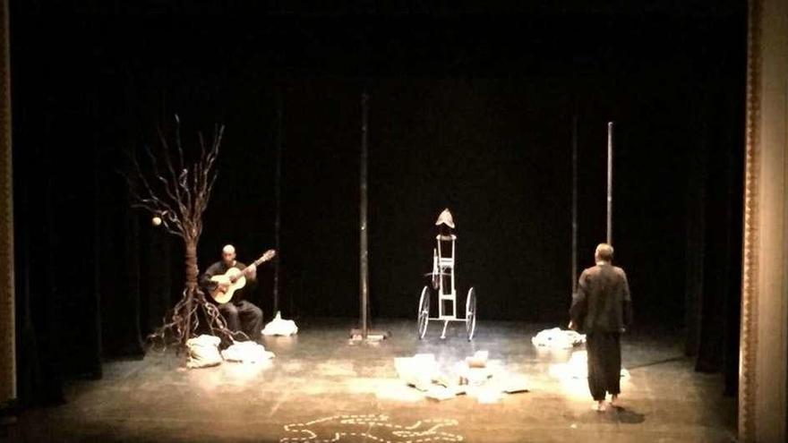 &quot;Karlik Danza Teatro&quot; reinventa a Cervantes sobre las tablas toresanas