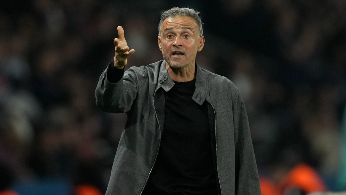 Luis Enrique protesta una acción durante el PSG-Girona