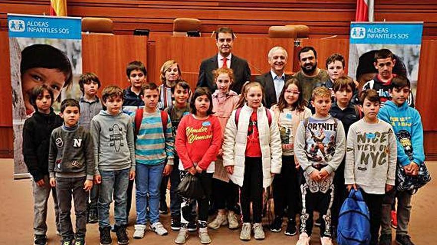 Escolares del CRA de Ferreras de Abajo junto al presidente de las Cortes Regionales y de Aldeas Infantiles.