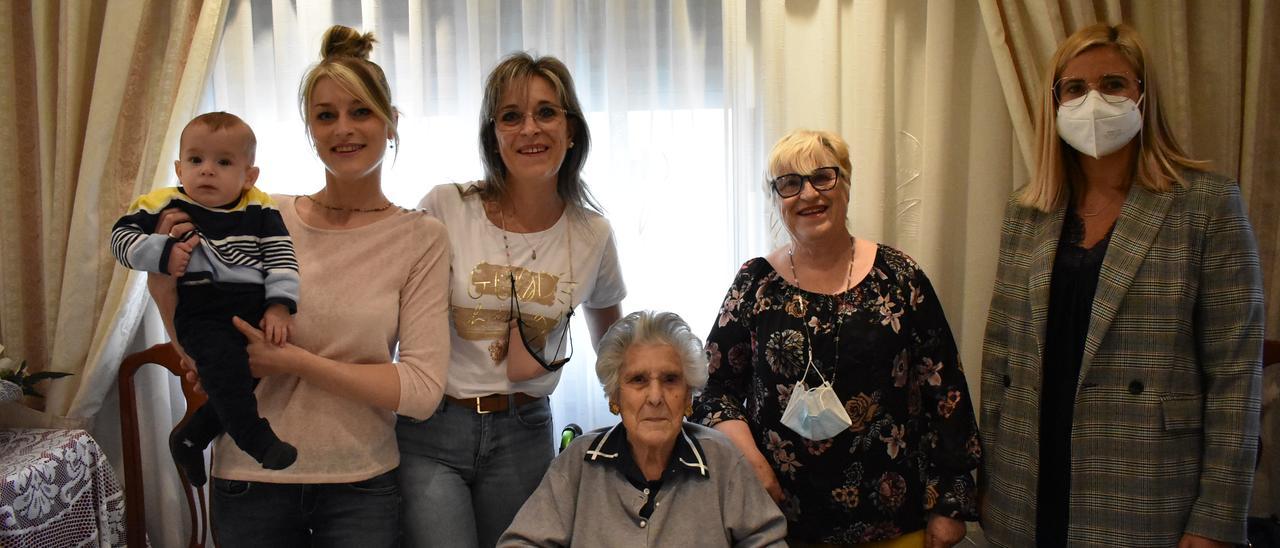 La alcaldesa con la centenaria Pilar y su familia.
