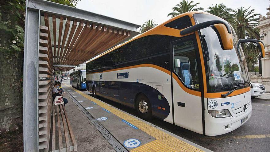 Autobuses, ayer, en la parada de Entrejardines, en A Coruña.