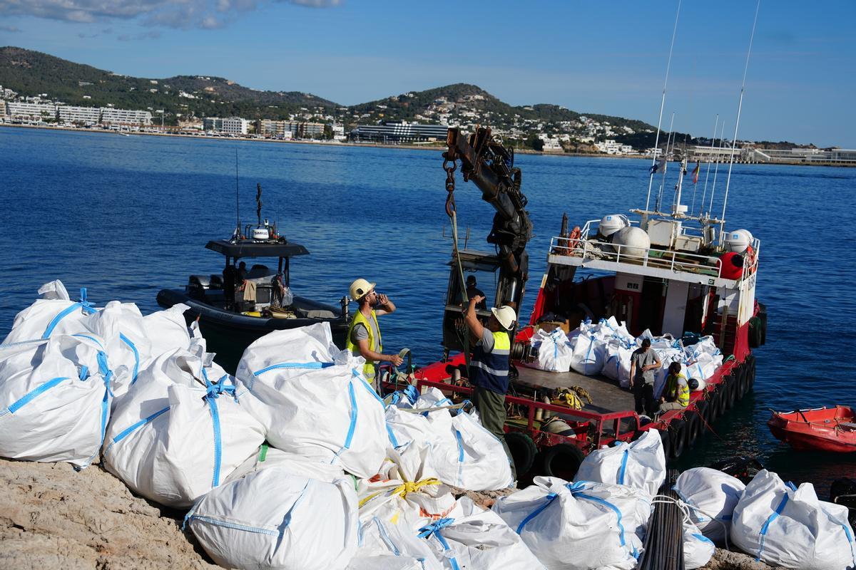 Retirada de los residuos en una barca