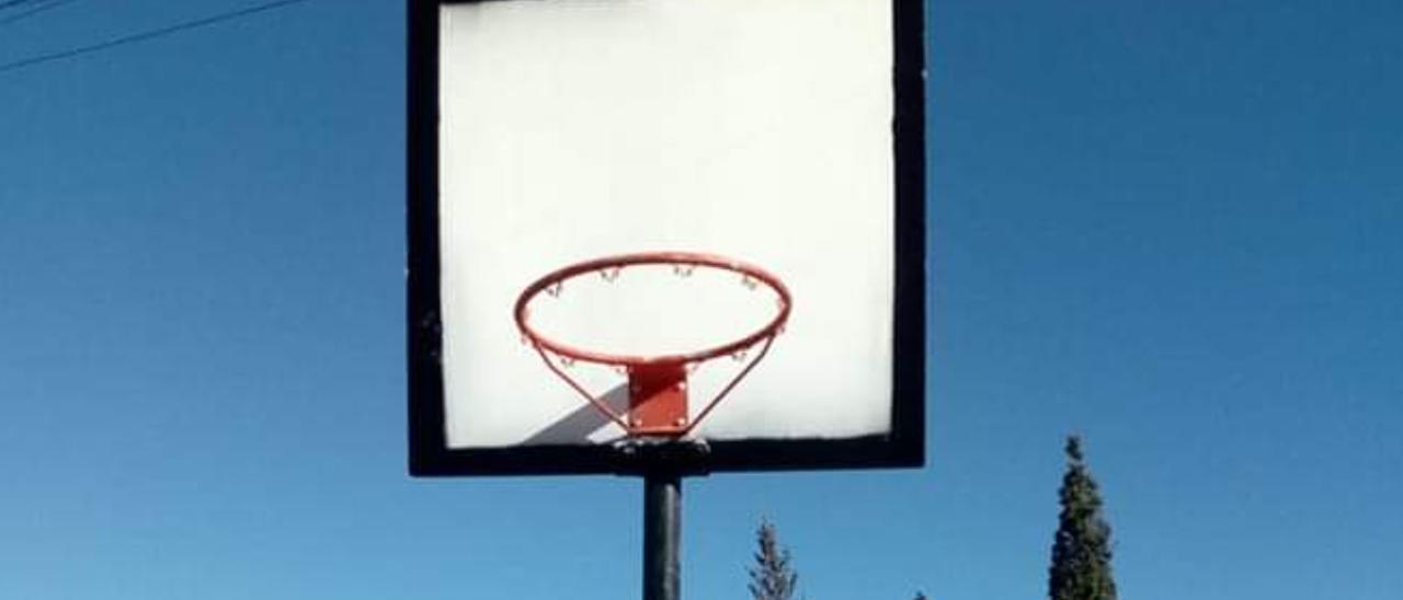 Una farola reconvertida en canasta de baloncesto