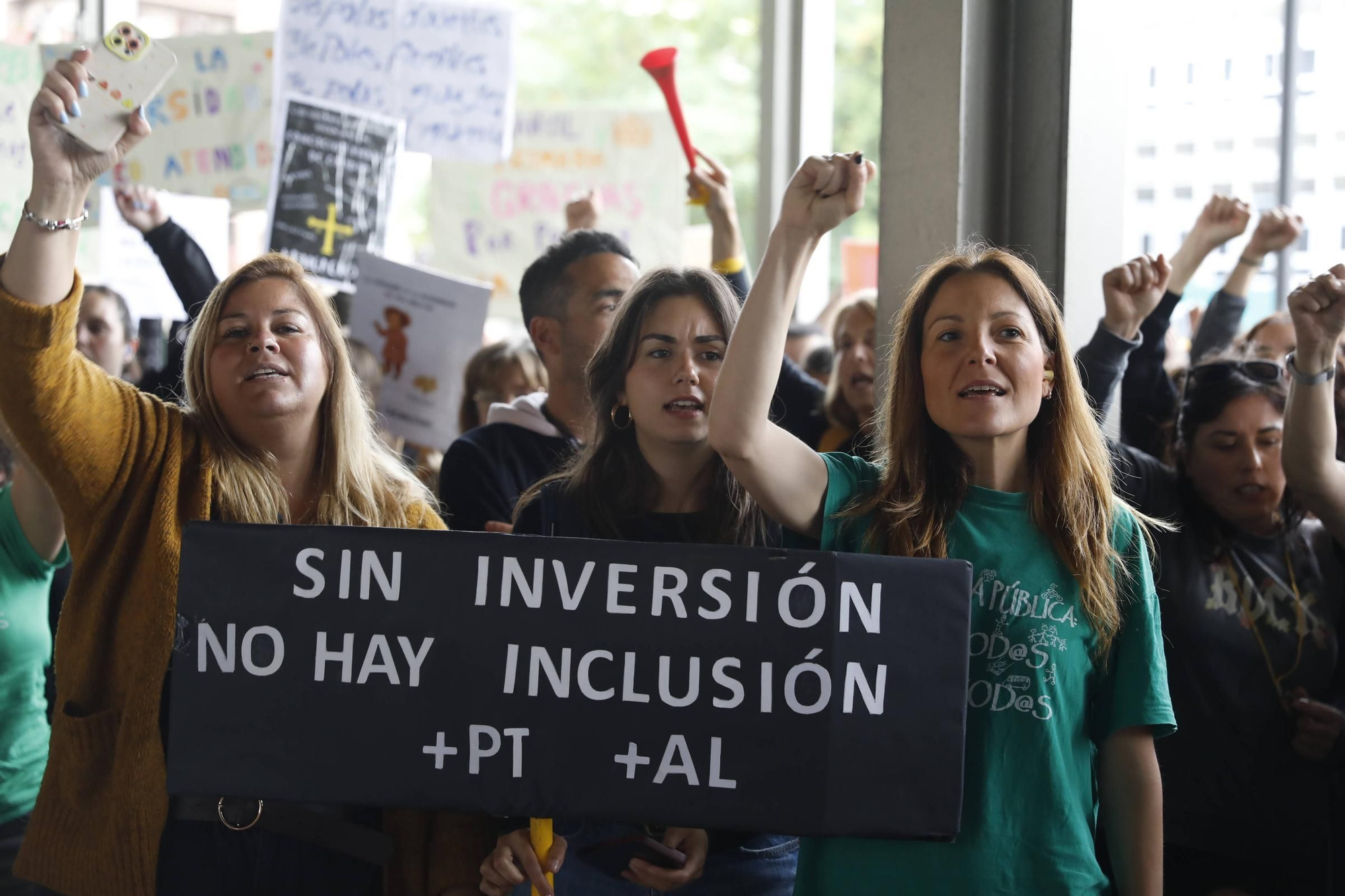 EN IMÁGENES: Cientos de profesores se concentran en Oviedo mientras Gobierno y sindicatos negocian