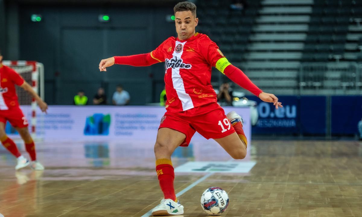 El capitán Jesús Izquierdo, en una acción del partido