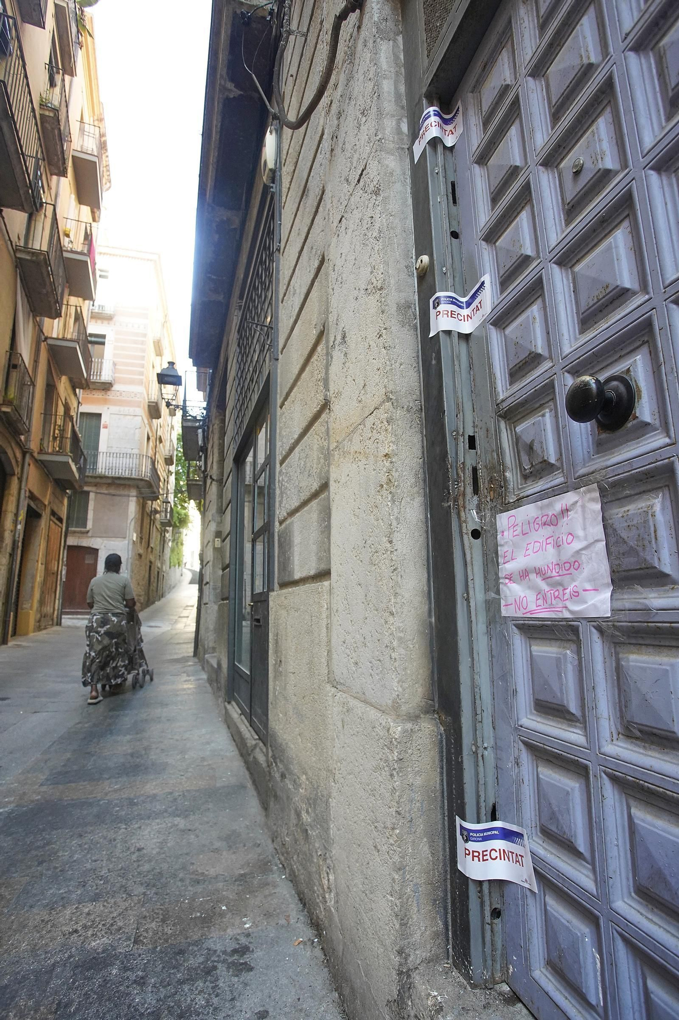 Les imatges de l'esfondrament de part d'un edifici del Barri Vell de Girona