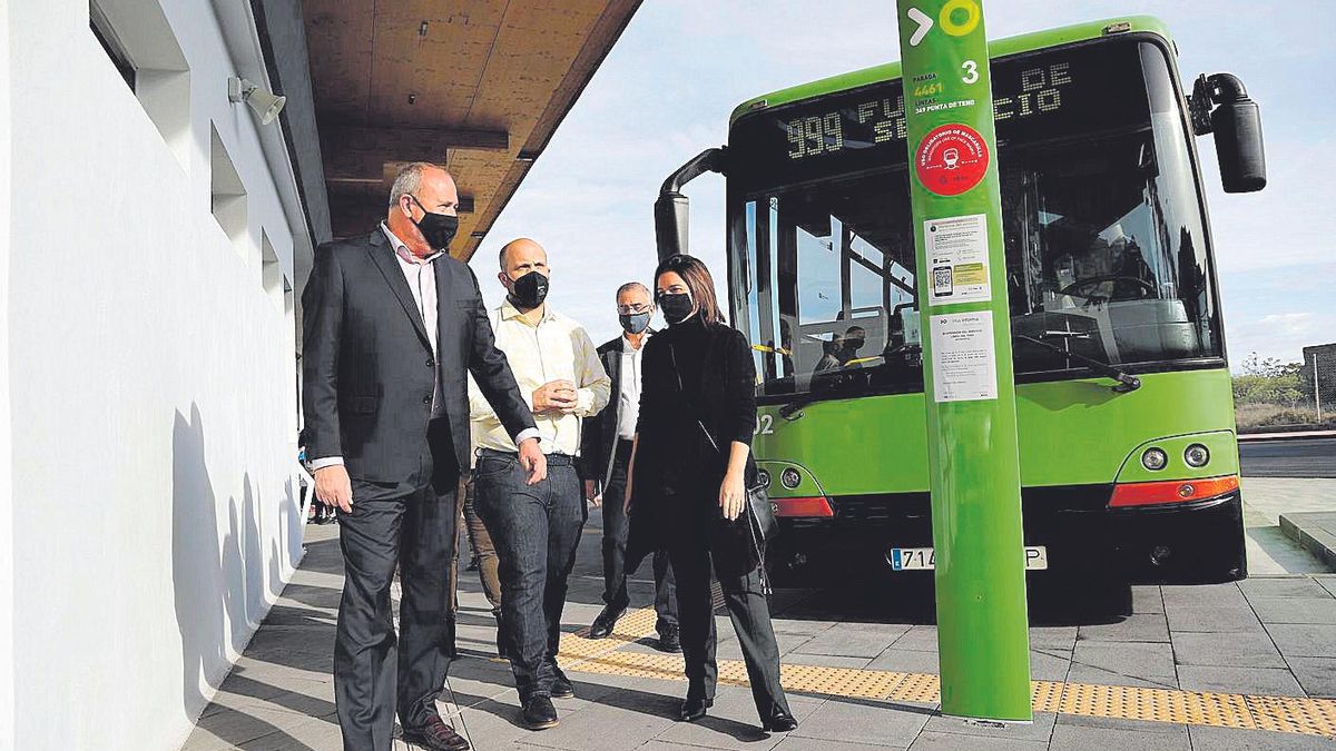 Autoridades insularesy locales en la presentación de la renovada estación de guaguas de Buenavista.