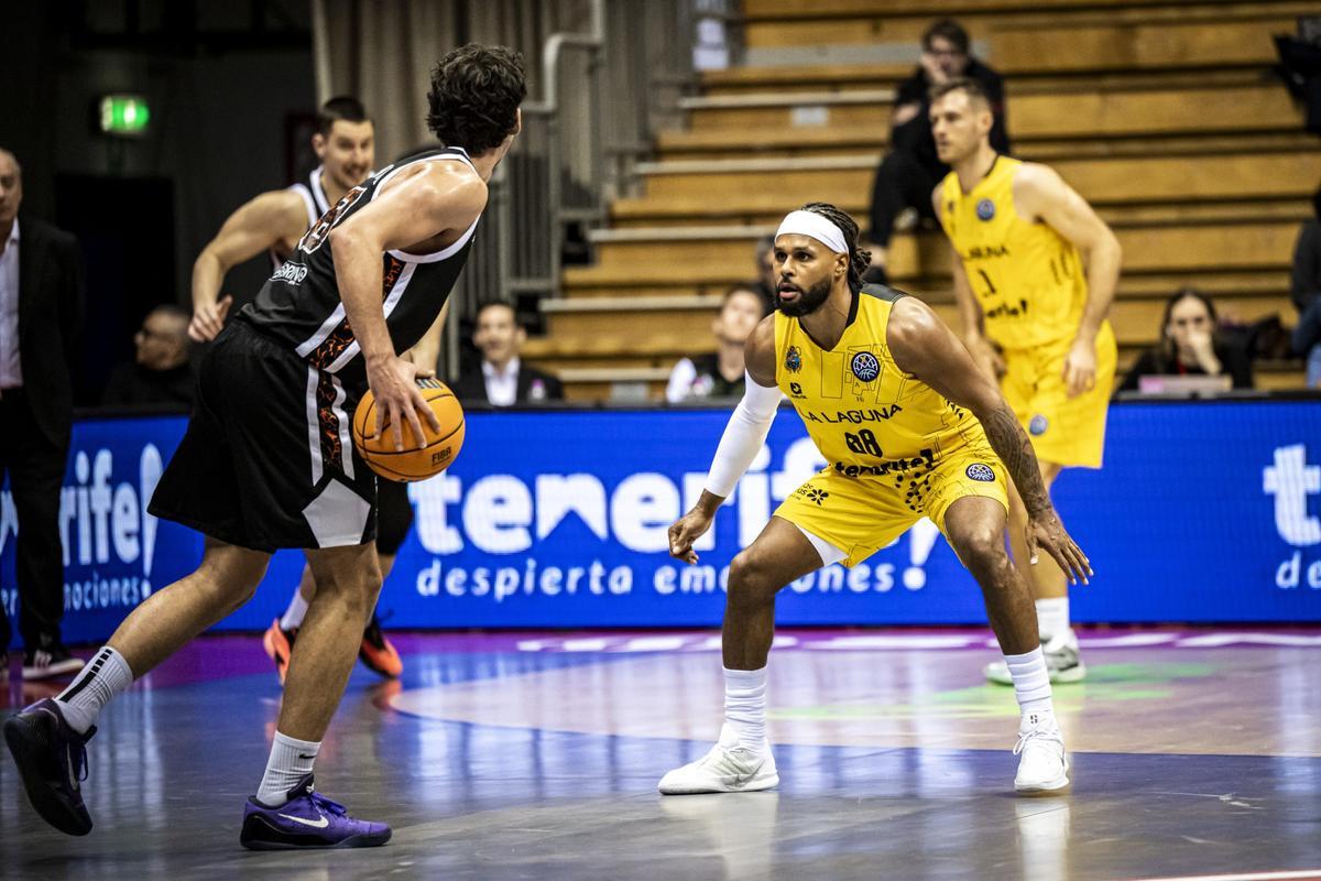 Patty Mills defiende a Iannuzzi en su primer partido ante el Trieste.