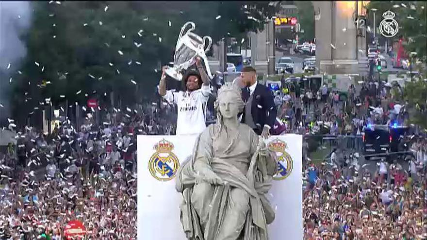El Real Madrid ofrece en La Cibeles la duodécima Copa de Europa