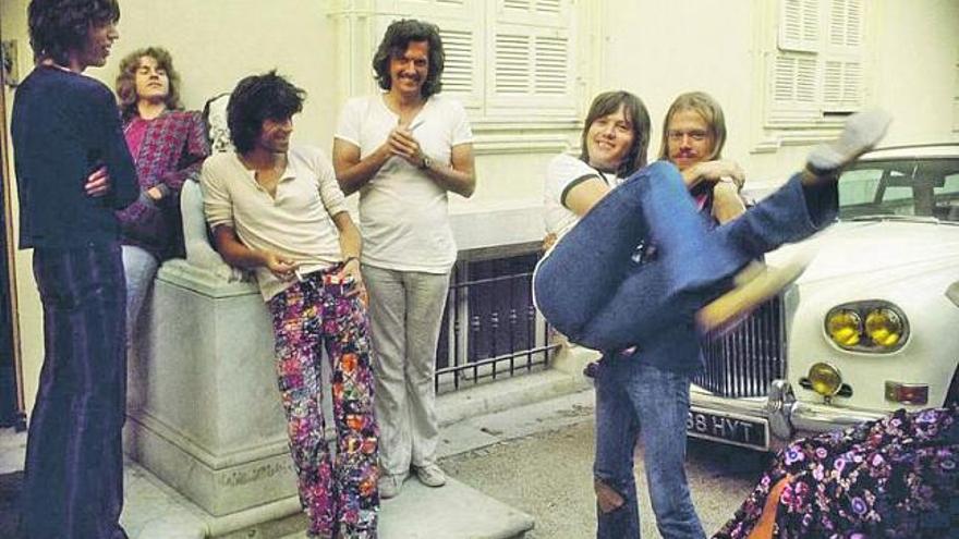 «The Rolling Stones», con varios de los artistas invitados a la grabación de «Exile on Main St.» a principios de los setenta en la Costa Azul francesa.