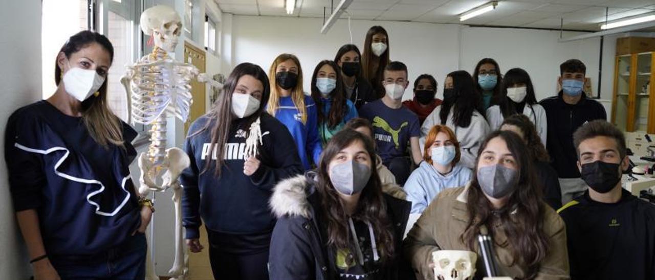 1. Foto de familia de la clase de Anatomía Aplicada del IES Mata Jove. 2. Por la izquierda, Miguel Fernández, Nuria Quiñones, Elvira González, Adriana Boto y Alicia García, grabando una escena de RCP. 3. Leila Ordóñez le venda la mano a María Paniagua. 4. Julia Bravo mide la grasa corporal de Sergio Fernández. | Irene Sirgo.