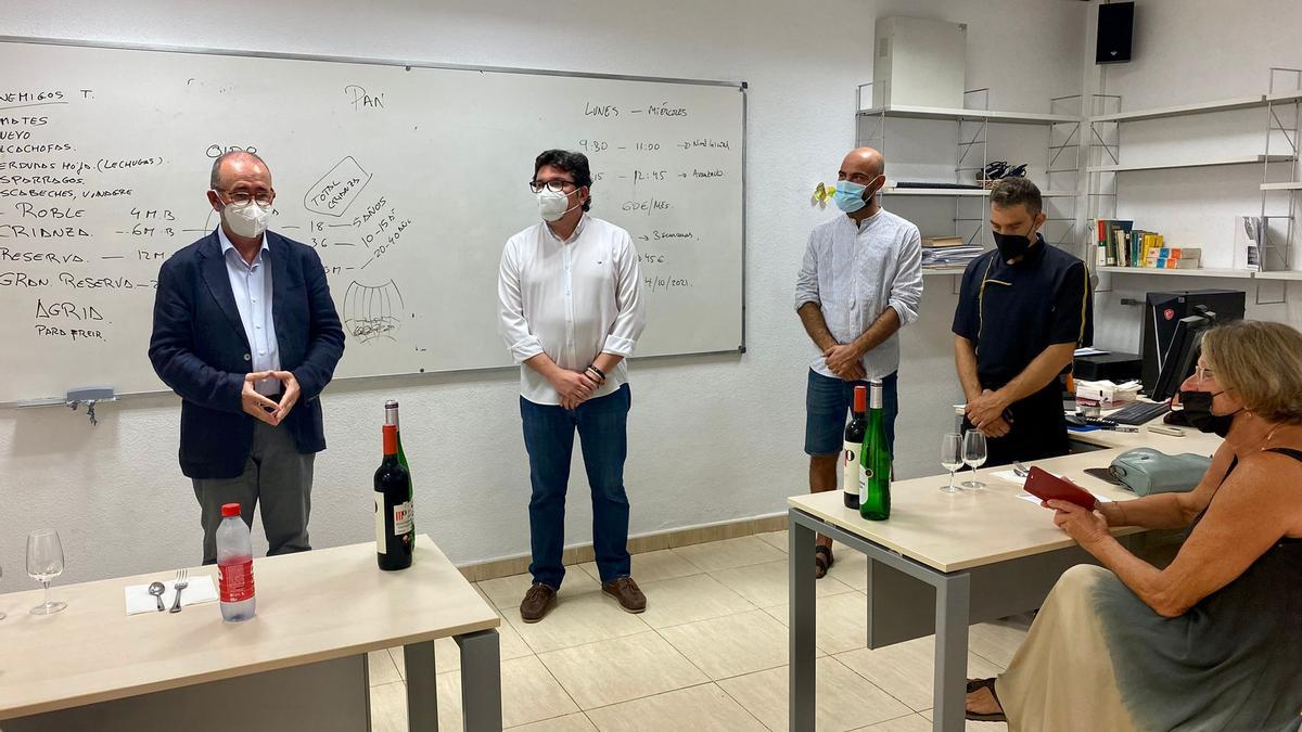 El alcalde Juanjo Berenguer habla con los participantes en una de las clases.