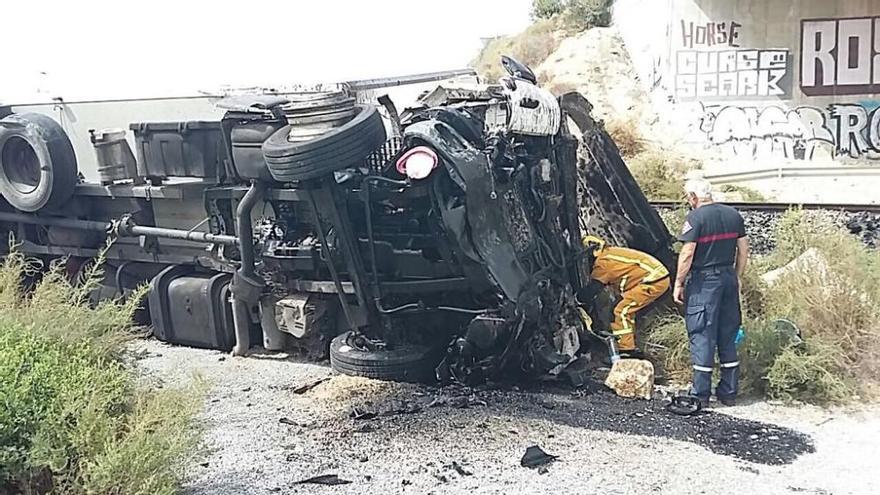 Un camión cae por un puente en la carretera del aeropuerto de Alicante-Elche