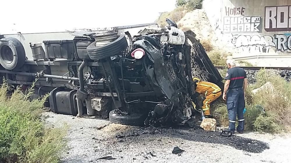 Tres personas han resultado heridas en un aparatoso accidente ocurrido poco antes de las tres de la tarde en la carretera que da acceso al aeropuerto, la N-338