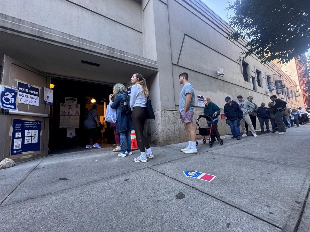 Cola en un colegio electoral del East Village, Nueva York.