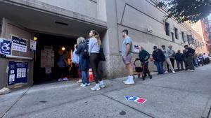 Cola en un colegio electoral del East Village, Nueva York.