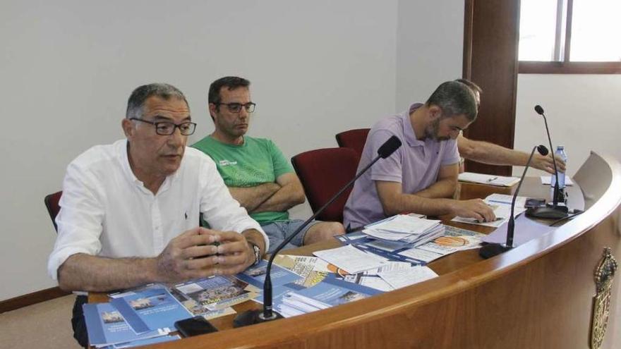 Asamblea del Peixegalego celebrada ayer en la biblioteca municipal Vidal Pazos. // Santos Álvarez