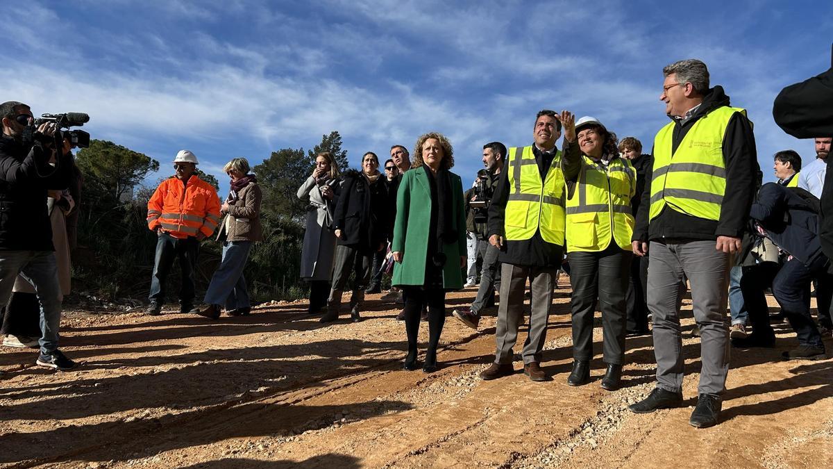 Folgado, Mazón y Mus observan los daños que causó el Poyo en el puente de Torrent