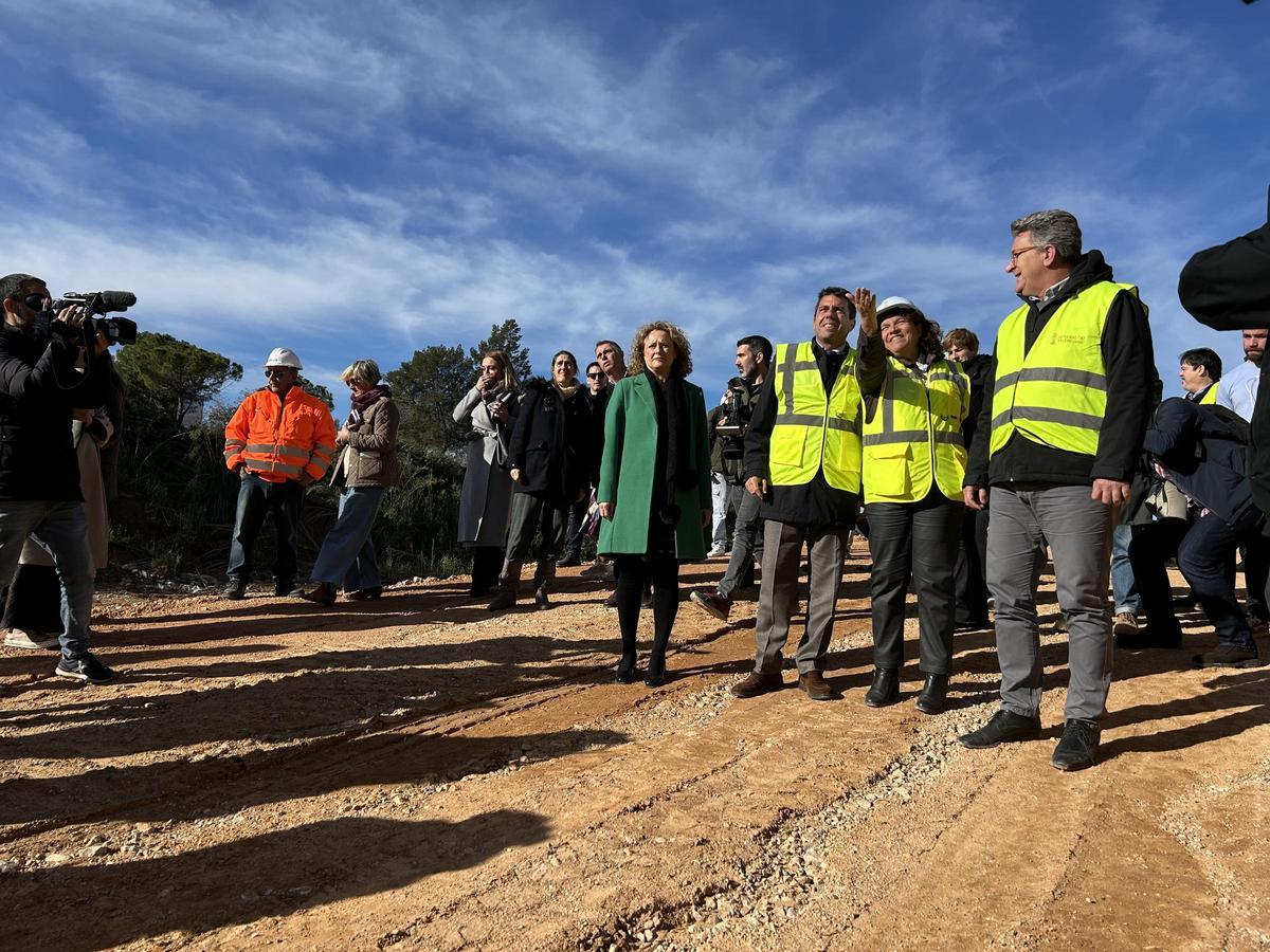 Folgado, Mazón y Mus observan los daños que causó el Poyo en el puente de Torrent