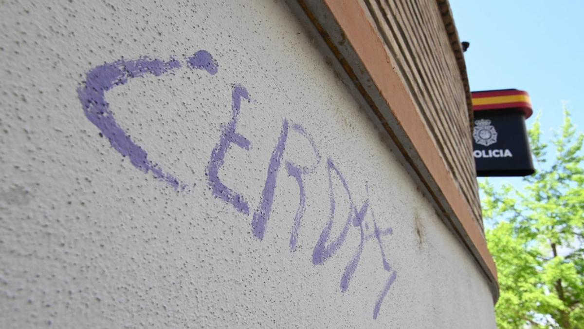 Pintada en la fachada de la comisaría de Mayandía por parte de un joven de 19 años, a quien se ha detenido una vez que la Policía le ha itnervenido speed y hachís.