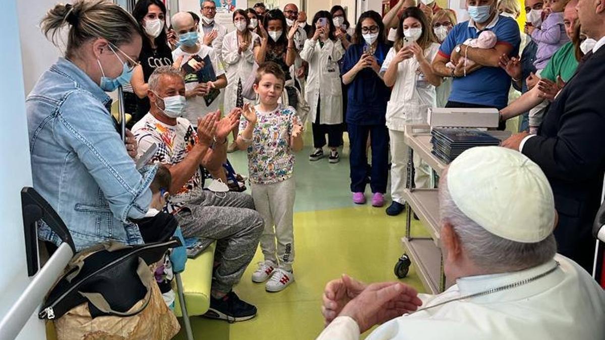 El papa Francisco, con niños con cáncer