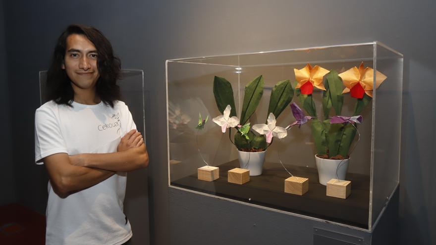 El mexicano Cekouat León expone sus &#039;Orquídeas y colibríes&#039; en el Museo del Origami de Zaragoza