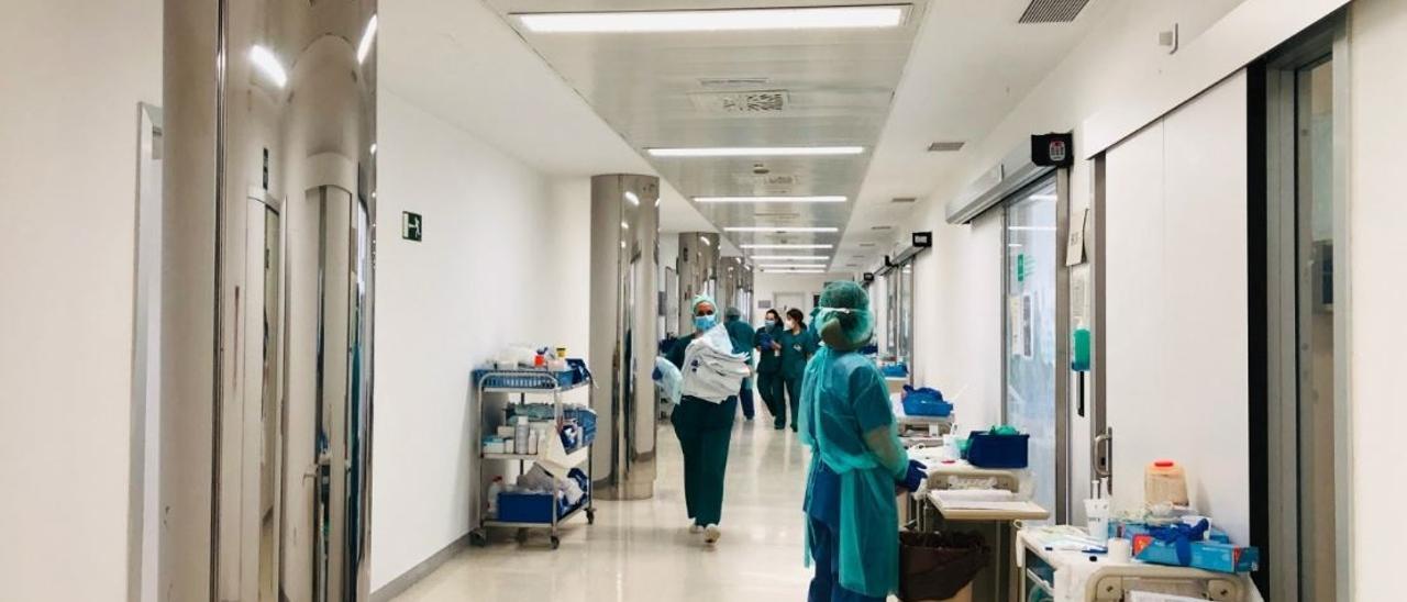 Profesionales sanitarios en un hospital, en una imagen de archivo.