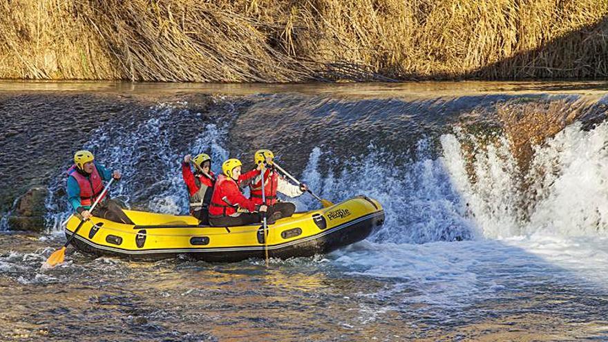 Un molino de agua en la aldea Casas del
 Río. Arriba, rafting en el Cabriel.  | LEVANTE-EMV