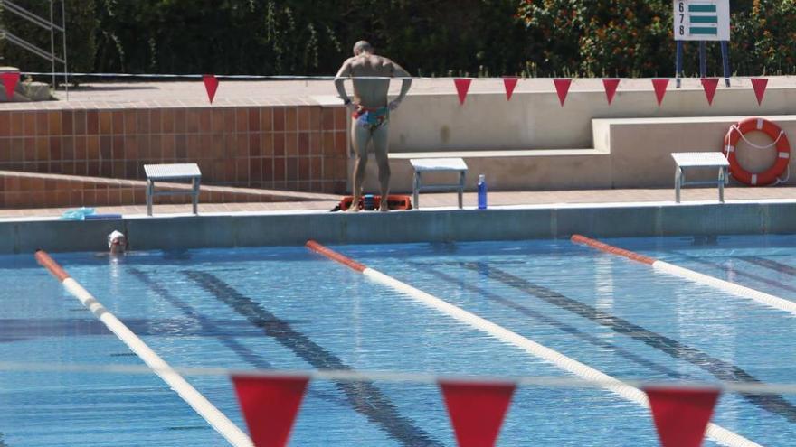 Fotografía de archivo de la piscina municipal del Tossal en Alicante.