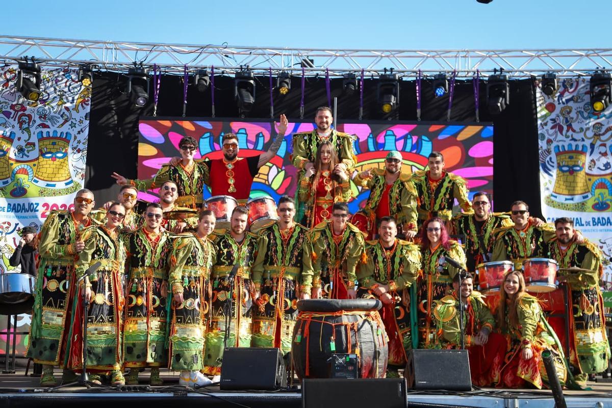 Cambalada en el escenario de la Gran Gala del Carnaval de Badajoz 2026.