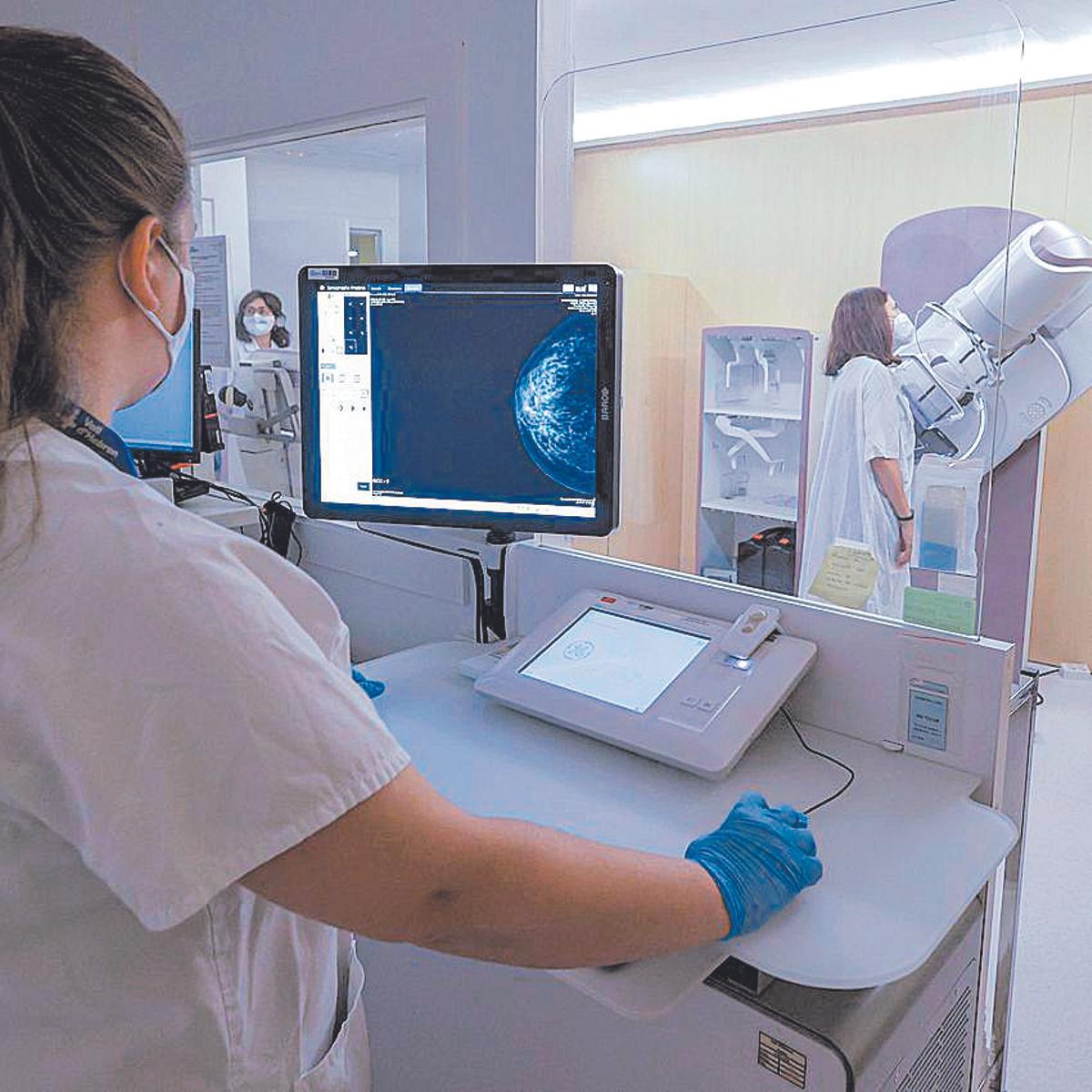Imagen de archivo de una paciente mientras es sometida a una mamografía en un hospital.