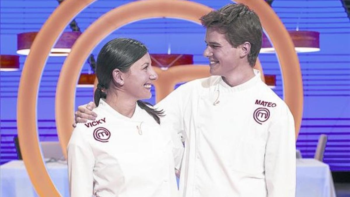 Los finalistas de 'Masterchef', Vicky y Mateo, durante la grabación del programa de esta noche.