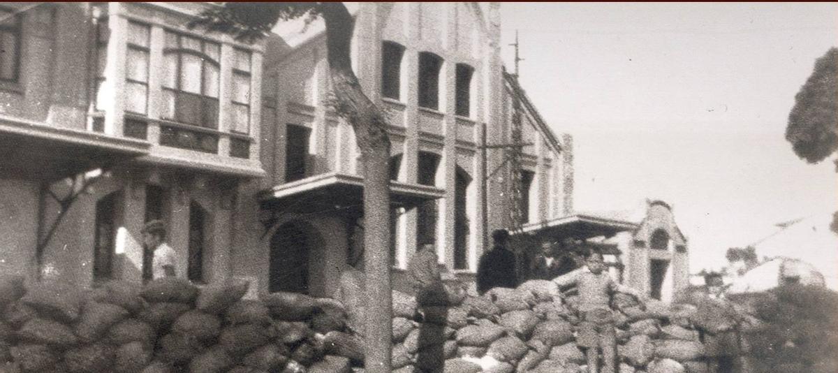 Una barricada en la revolución de octubre de 1934 frente a las naves