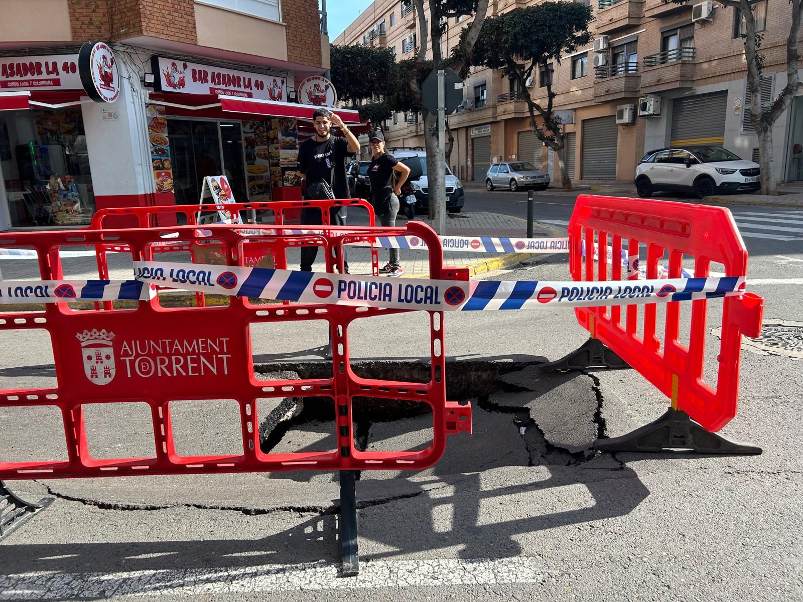 Enorme socavón en una artería principal de Torrent