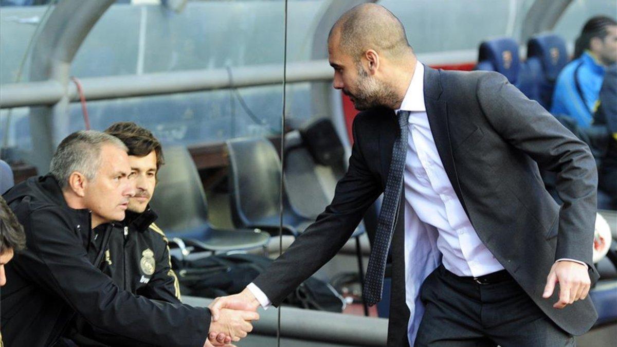 Mourinho y Guardiola se saludan antes de un clásico