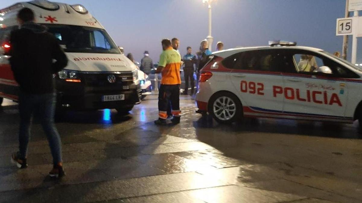Trasladan al hospital a un hombre que sufrió una caída en la playa de ...