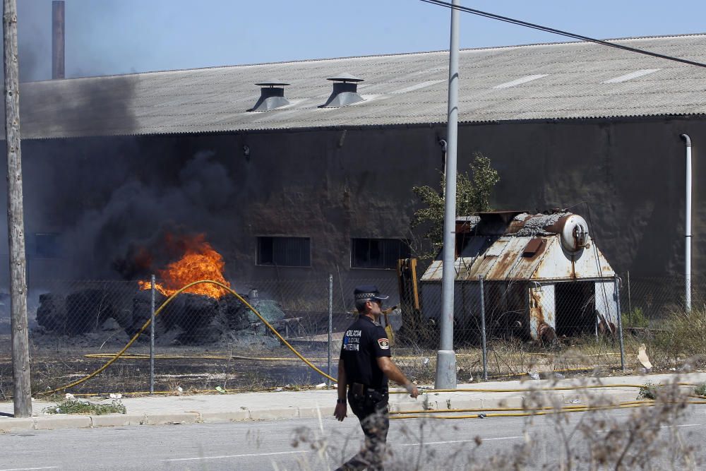 Incendio en el polígono Fuente del Jarro