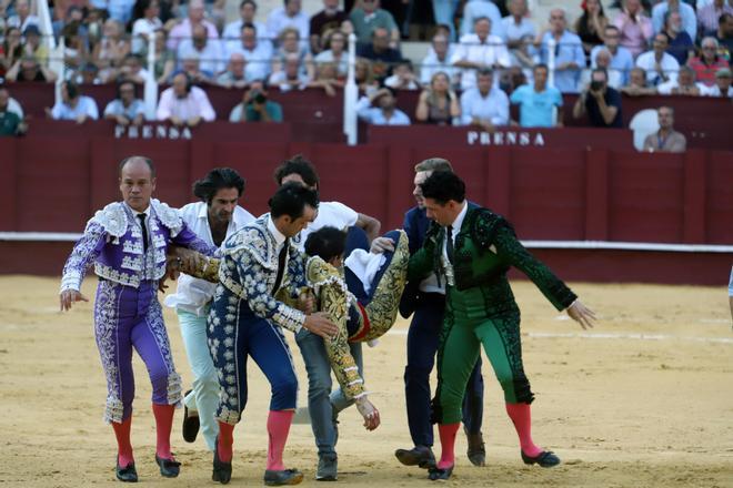 Jiménez Fortes, inconsciente tras la cogida, es conducido a la enfermería de La Malagueta.