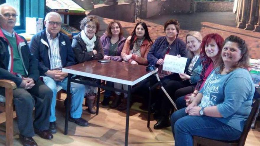 Asistentes al acto de entrega de la donación.